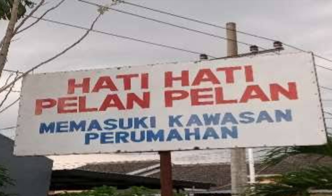 Kesalahan Tanda Baca (Hubung) Pada Papan Peringatan Perumahan